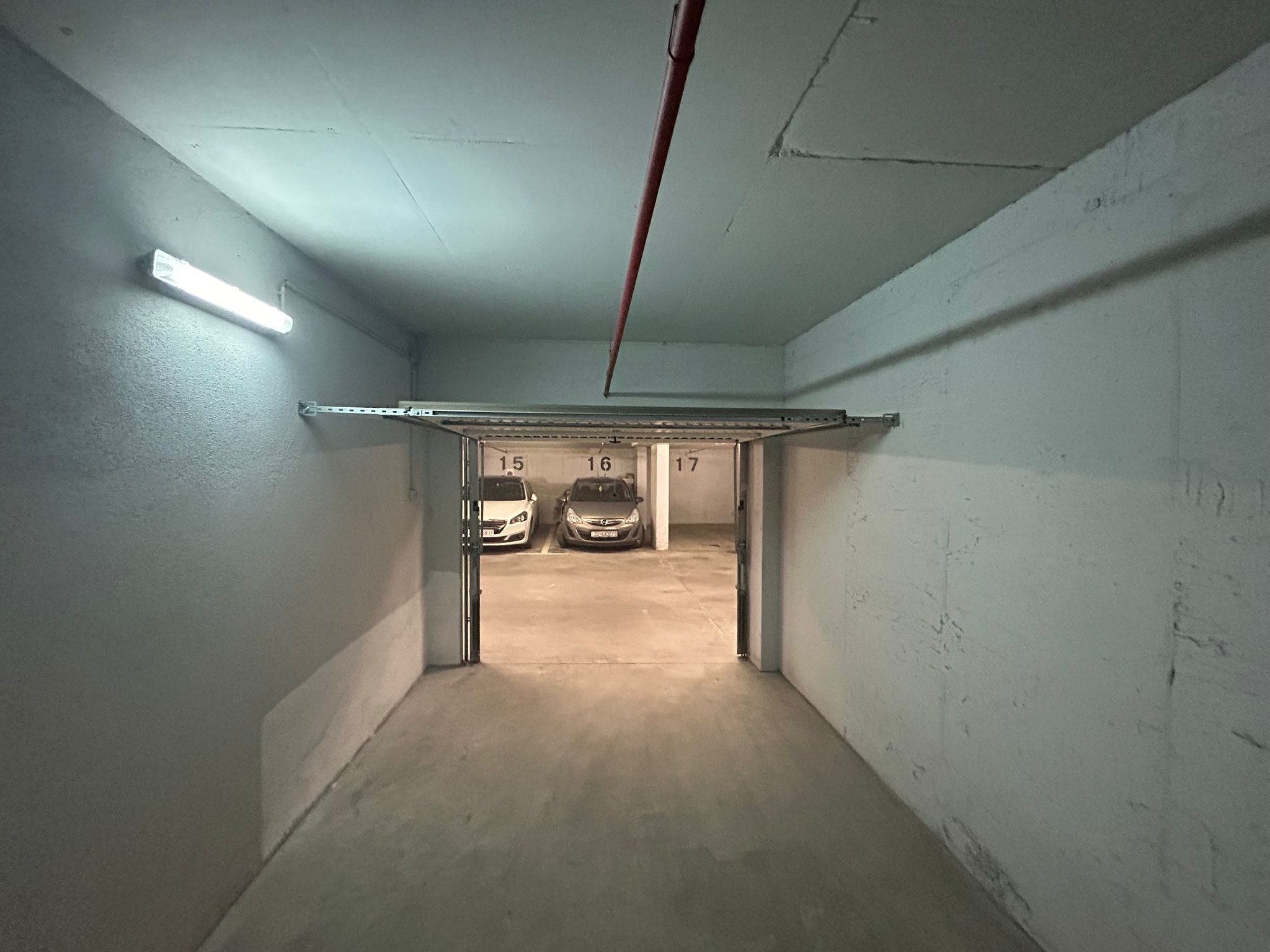 Pogled iz garažnog prolaza prema parkirnim mjestima