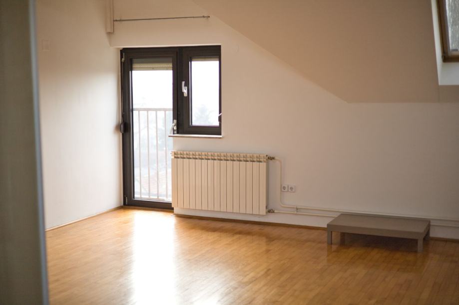 Soba s vratima na balkon i radijatorom