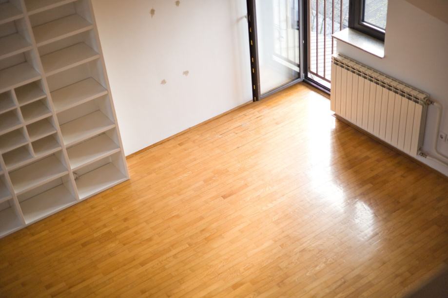 Soba s ugradbenom policom i pogledom na balkon