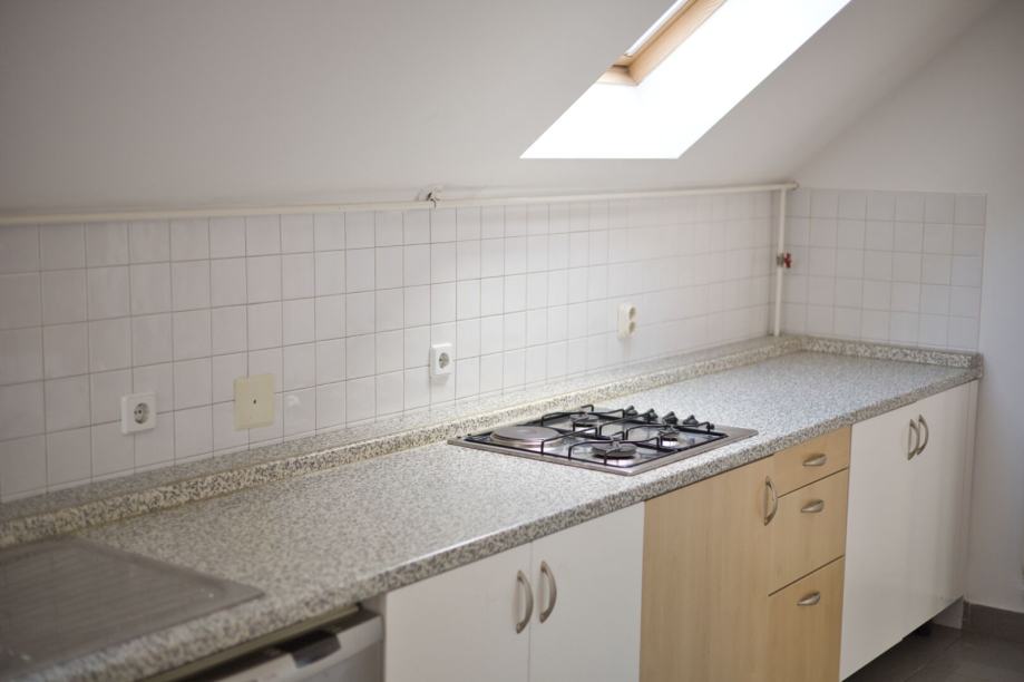 Kuhinja — radna površina ispod krovnog prozora