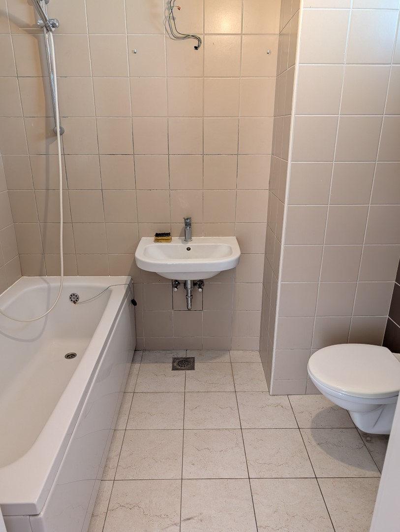 Kupaonica s kadom, umivaonikom i wc školjkom