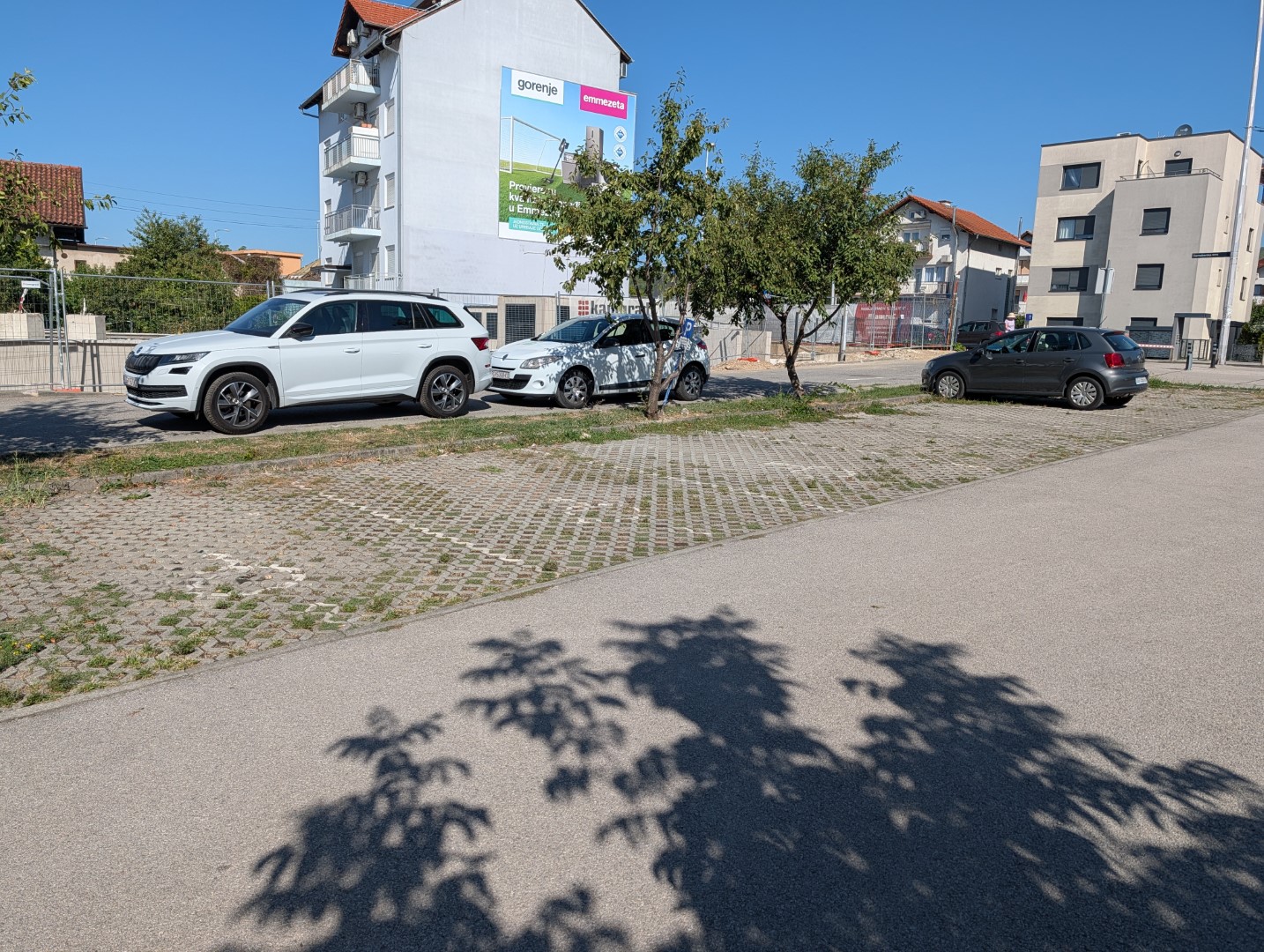 Vanjsko parkiralište ispred zgrade