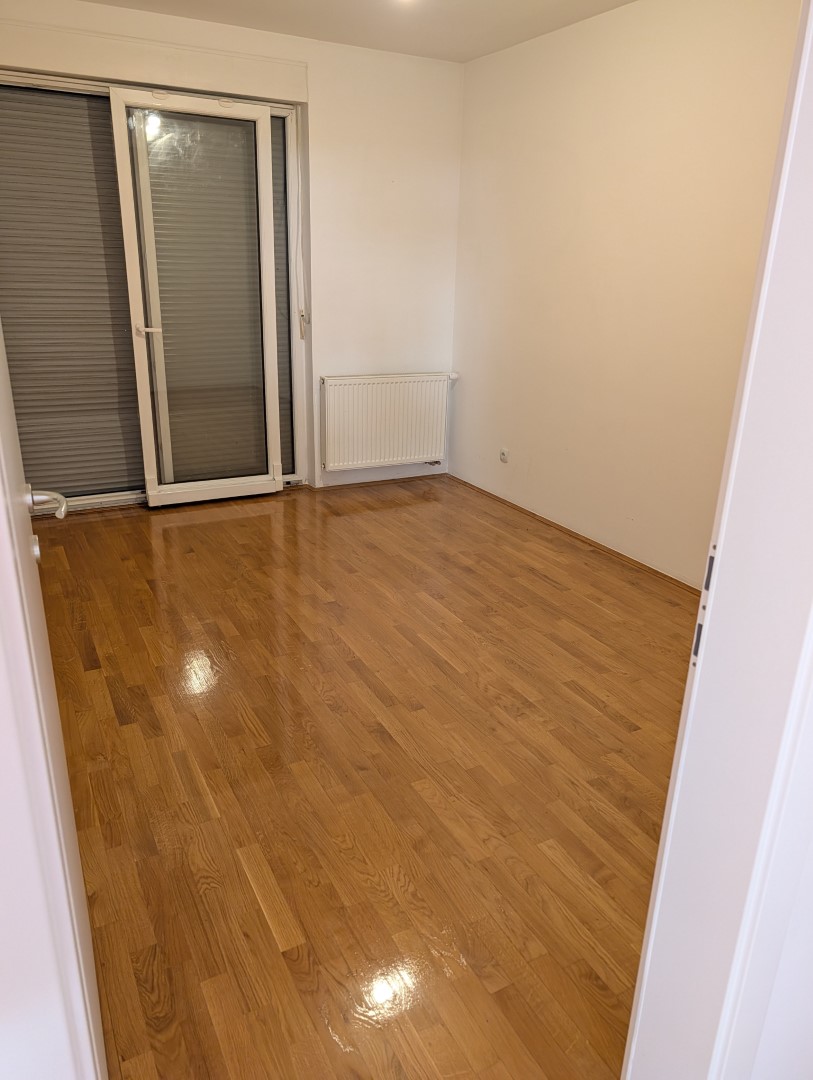 Spavaća soba s vratima na balkon