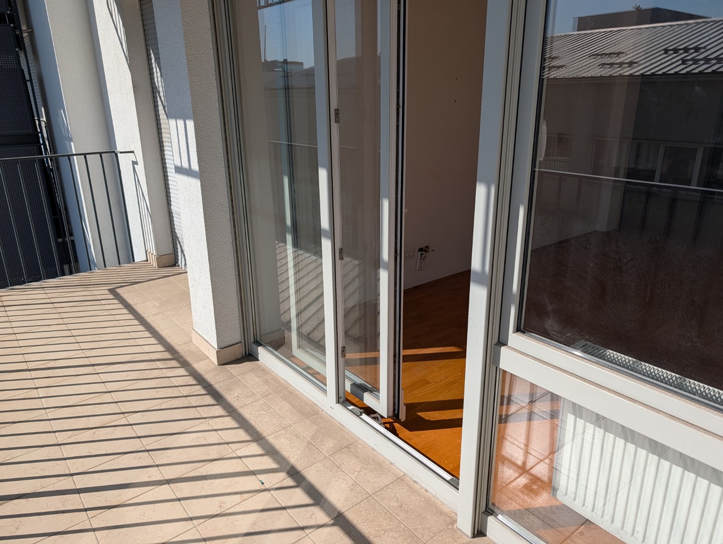 Balkon s pogledom na susjedne zgrade